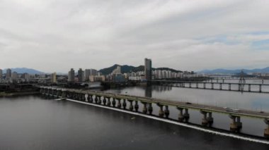 Seul, Güney Kore 'de Han nehrinin havadan görünümü. Arka planda dağ ile araba hareketli ve şehir ile üst suda köprünün havadan görünümü