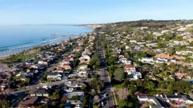 La Jolla havadan görünümü küçük kıyı şeridi şehir ile güzel güzel zengin Villa Yüzme havuzlu. La Jolla, San Diego, Kaliforniya, ABD. West coast gayrimenkul geliştirme.