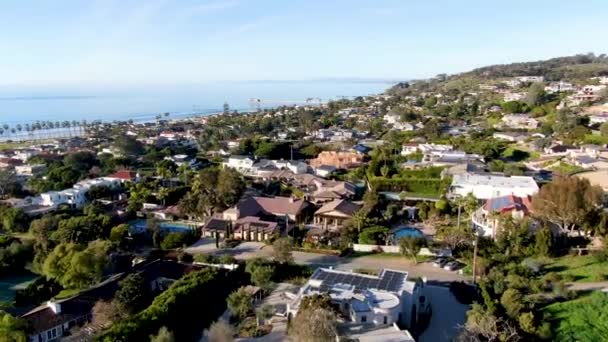 Vista Aérea Pequeña Ciudad Costera Jolla Con Bonitas Villas Ricas — Vídeos de Stock