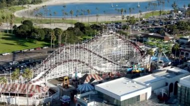 Belmont Park, San Diego, California, ABD Mission Beach Boardwalk üzerinde 1925 yılında inşa edilmiş bir eğlence parkı ikonik dev Dipper roller coaster havadan görünümü. Eski ahşap roller coaster