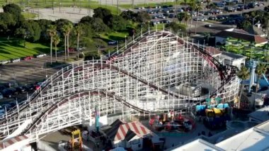 Belmont Park, San Diego, California, ABD Mission Beach Boardwalk üzerinde 1925 yılında inşa edilmiş bir eğlence parkı ikonik dev Dipper roller coaster havadan görünümü. Eski ahşap roller coaster