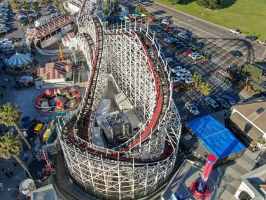 Belmont Park, San Diego, California, ABD Mission Beach Boardwalk üzerinde 1925 yılında inşa edilmiş bir eğlence parkı ikonik dev Dipper roller coaster havadan görünümü. Eski ahşap roller coaster