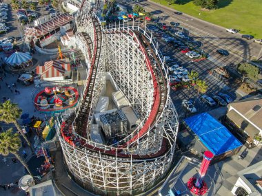 Belmont Park, San Diego, California, ABD Mission Beach Boardwalk üzerinde 1925 yılında inşa edilmiş bir eğlence parkı ikonik dev Dipper roller coaster havadan görünümü. Eski ahşap roller coaster