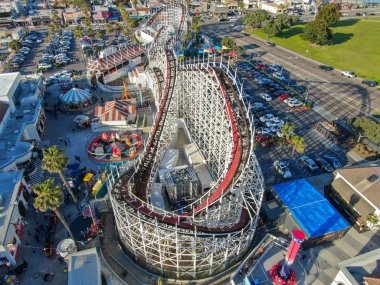 Belmont Park, San Diego, California, ABD Mission Beach Boardwalk üzerinde 1925 yılında inşa edilmiş bir eğlence parkı ikonik dev Dipper roller coaster havadan görünümü. Eski ahşap roller coaster