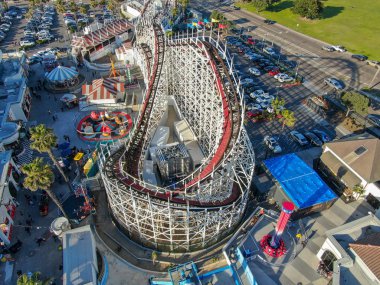 Belmont Park, San Diego, California, ABD Mission Beach Boardwalk üzerinde 1925 yılında inşa edilmiş bir eğlence parkı ikonik dev Dipper roller coaster havadan görünümü. Eski ahşap roller coaster
