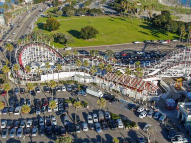 Belmont Park, San Diego, California, ABD Mission Beach Boardwalk üzerinde 1925 yılında inşa edilmiş bir eğlence parkı ikonik dev Dipper roller coaster havadan görünümü. Eski ahşap roller coaster
