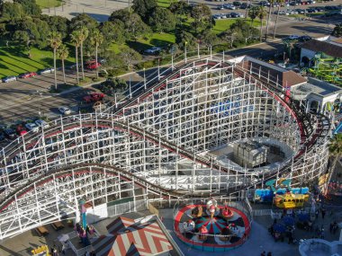 Belmont Park, San Diego, California, ABD Mission Beach Boardwalk üzerinde 1925 yılında inşa edilmiş bir eğlence parkı ikonik dev Dipper roller coaster havadan görünümü. Eski ahşap roller coaster