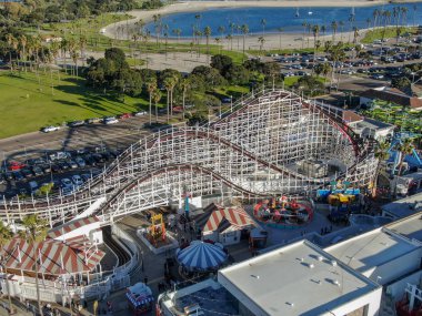 Belmont Park, San Diego, California, ABD Mission Beach Boardwalk üzerinde 1925 yılında inşa edilmiş bir eğlence parkı ikonik dev Dipper roller coaster havadan görünümü. Eski ahşap roller coaster