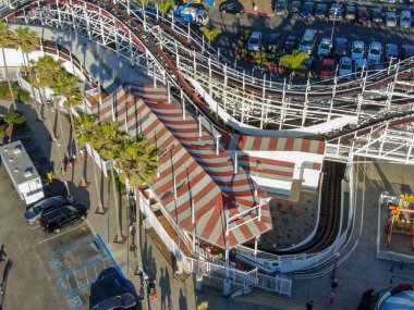 Belmont Park, San Diego, California, ABD Mission Beach Boardwalk üzerinde 1925 yılında inşa edilmiş bir eğlence parkı ikonik dev Dipper roller coaster havadan görünümü. Eski ahşap roller coaster