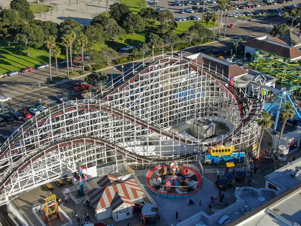 Belmont Park, San Diego, California, ABD Mission Beach Boardwalk üzerinde 1925 yılında inşa edilmiş bir eğlence parkı ikonik dev Dipper roller coaster havadan görünümü. Eski ahşap roller coaster