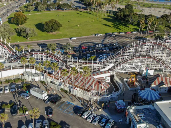 Belmont Park, San Diego, California, ABD Mission Beach Boardwalk üzerinde 1925 yılında inşa edilmiş bir eğlence parkı ikonik dev Dipper roller coaster havadan görünümü. Eski ahşap roller coaster
