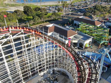 Belmont Park, San Diego, California, ABD Mission Beach Boardwalk üzerinde 1925 yılında inşa edilmiş bir eğlence parkı ikonik dev Dipper roller coaster havadan görünümü. Eski ahşap roller coaster