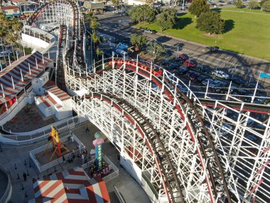 Belmont Park, San Diego, California, ABD Mission Beach Boardwalk üzerinde 1925 yılında inşa edilmiş bir eğlence parkı ikonik dev Dipper roller coaster havadan görünümü. Eski ahşap roller coaster