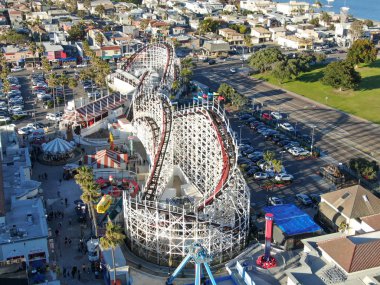 Belmont Park, San Diego, California, ABD Mission Beach Boardwalk üzerinde 1925 yılında inşa edilmiş bir eğlence parkı ikonik dev Dipper roller coaster havadan görünümü. Eski ahşap roller coaster