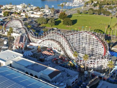 Belmont Park, San Diego, California, ABD Mission Beach Boardwalk üzerinde 1925 yılında inşa edilmiş bir eğlence parkı ikonik dev Dipper roller coaster havadan görünümü. Eski ahşap roller coaster
