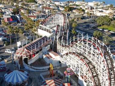 Belmont Park, San Diego, California, ABD Mission Beach Boardwalk üzerinde 1925 yılında inşa edilmiş bir eğlence parkı ikonik dev Dipper roller coaster havadan görünümü. Eski ahşap roller coaster