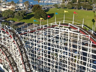 Belmont Park, San Diego, California, ABD Mission Beach Boardwalk üzerinde 1925 yılında inşa edilmiş bir eğlence parkı ikonik dev Dipper roller coaster havadan görünümü. Eski ahşap roller coaster
