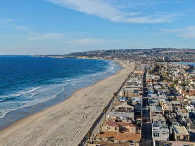 San Diego, Kaliforniya 'daki Mission Bay & Beaches 'ın havadan görünümü. Abd. Villa, deniz limanı ile bir kum barı üzerinde inşa topluluk. ve rekreasyon Mission Bay Park. Kaliforniyalı plaj-yaşam tarzı.