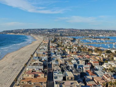 San Diego, Kaliforniya 'daki Mission Bay & Beaches 'ın havadan görünümü. Abd. Villa, deniz limanı ile bir kum barı üzerinde inşa topluluk. ve rekreasyon Mission Bay Park. Kaliforniyalı plaj-yaşam tarzı.