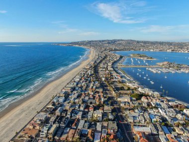 San Diego, Kaliforniya 'daki Mission Bay & Beaches 'ın havadan görünümü. Abd. Villa, deniz limanı ile bir kum barı üzerinde inşa topluluk. ve rekreasyon Mission Bay Park. Kaliforniyalı plaj-yaşam tarzı.