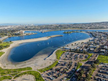 San Diego, Kaliforniya 'daki Mission Bay & Beaches 'ın havadan görünümü. Abd. Villa, deniz limanı ile bir kum barı üzerinde inşa topluluk. ve rekreasyon Mission Bay Park. Kaliforniyalı plaj-yaşam tarzı.