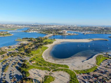 San Diego, Kaliforniya 'daki Mission Bay & Beaches 'ın havadan görünümü. Abd. Villa, deniz limanı ile bir kum barı üzerinde inşa topluluk. ve rekreasyon Mission Bay Park. Kaliforniyalı plaj-yaşam tarzı.