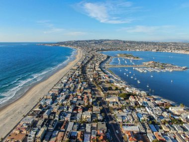 San Diego, Kaliforniya 'daki Mission Bay & Beaches 'ın havadan görünümü. Abd. Villa, deniz limanı ile bir kum barı üzerinde inşa topluluk. ve rekreasyon Mission Bay Park. Kaliforniyalı plaj-yaşam tarzı.