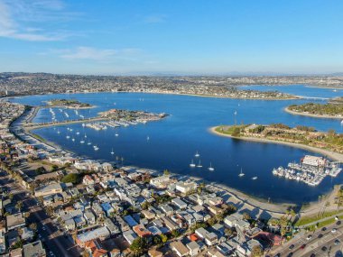 San Diego, Kaliforniya 'daki Mission Bay & Beaches 'ın havadan görünümü. Abd. Villa, deniz limanı ile bir kum barı üzerinde inşa topluluk. ve rekreasyon Mission Bay Park. Kaliforniyalı plaj-yaşam tarzı.