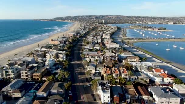 在加利福尼亚州圣迭戈的任务湾和海滩鸟图 社区建在沙洲上 有别墅 和娱乐任务湾公园 加州海滩生活方式 — 图库视频影像