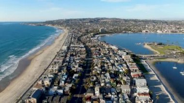 San Diego, Kaliforniya 'daki Mission Bay & Beaches 'ın havadan görünümü. Abd. Villa, deniz limanı ile bir kum barı üzerinde inşa topluluk. ve rekreasyon Mission Bay Park. Kaliforniyalı plaj-yaşam tarzı.