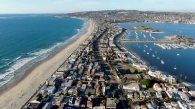 San Diego, Kaliforniya 'daki Mission Bay & Beaches 'ın havadan görünümü. Abd. Villa, deniz limanı ile bir kum barı üzerinde inşa topluluk. ve rekreasyon Mission Bay Park. Kaliforniyalı plaj-yaşam tarzı.