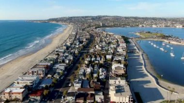 San Diego, Kaliforniya 'daki Mission Bay & Beaches 'ın havadan görünümü. Abd. Villa, deniz limanı ile bir kum barı üzerinde inşa topluluk. ve rekreasyon Mission Bay Park. Kaliforniyalı plaj-yaşam tarzı.