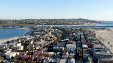 San Diego, Kaliforniya 'daki Mission Bay & Beaches 'ın havadan görünümü. Abd. Villa, deniz limanı ile bir kum barı üzerinde inşa topluluk. ve rekreasyon Mission Bay Park. Kaliforniyalı plaj-yaşam tarzı.