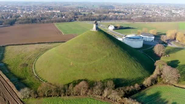 Luchtfoto Van Leeuwenpoort Heuvel Met Boerderij Land Rond Immense Butte — Stockvideo