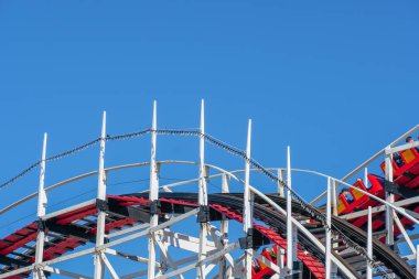 İkonik dev Kepçe lunapark treni Belmont Park, 1925 misyon Beach boardwalk, San Diego, Kaliforniya, ABD üzerinde inşa edilen bir eğlence parkı. Eski ahşap lunapark treni 