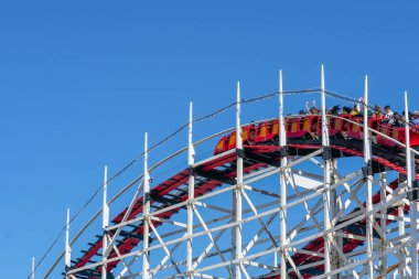 İkonik dev Kepçe lunapark treni Belmont Park, 1925 misyon Beach boardwalk, San Diego, Kaliforniya, ABD üzerinde inşa edilen bir eğlence parkı. Eski ahşap lunapark treni 