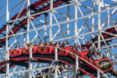 İkonik dev Kepçe lunapark treni Belmont Park, 1925 misyon Beach boardwalk, San Diego, Kaliforniya, ABD üzerinde inşa edilen bir eğlence parkı. Eski ahşap lunapark treni 