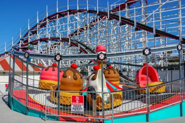 İkonik dev Kepçe lunapark treni Belmont Park, 1925 misyon Beach boardwalk, San Diego, Kaliforniya, ABD üzerinde inşa edilen bir eğlence parkı. Eski ahşap lunapark treni 