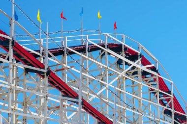 İkonik dev Kepçe lunapark treni Belmont Park, 1925 misyon Beach boardwalk, San Diego, Kaliforniya, ABD üzerinde inşa edilen bir eğlence parkı. Eski ahşap lunapark treni 
