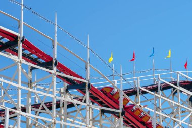 İkonik dev Kepçe lunapark treni Belmont Park, 1925 misyon Beach boardwalk, San Diego, Kaliforniya, ABD üzerinde inşa edilen bir eğlence parkı. Eski ahşap lunapark treni 