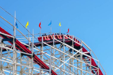 İkonik dev Kepçe lunapark treni Belmont Park, 1925 misyon Beach boardwalk, San Diego, Kaliforniya, ABD üzerinde inşa edilen bir eğlence parkı. Eski ahşap lunapark treni 