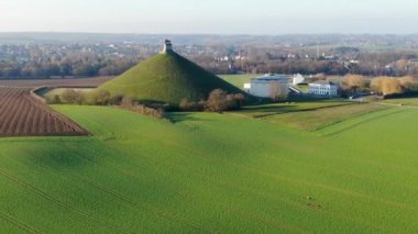Çiftliği olan aslan höyüğün hava görünümünü arazi çevresinde. Büyük Butte Du Lion öldüğü yerde Napolyon Waterloo savaş. Belçika. 