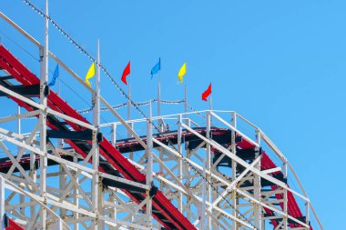 İkonik dev Kepçe lunapark treni Belmont Park, 1925 misyon Beach boardwalk, San Diego, Kaliforniya, ABD üzerinde inşa edilen bir eğlence parkı. Eski ahşap lunapark treni 