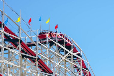 İkonik dev Kepçe lunapark treni Belmont Park, 1925 misyon Beach boardwalk, San Diego, Kaliforniya, ABD üzerinde inşa edilen bir eğlence parkı. Eski ahşap lunapark treni 