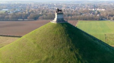 Çiftliği olan aslan höyüğün hava görünümünü arazi çevresinde. Büyük Butte Du Lion öldüğü yerde Napolyon Waterloo savaş. Belçika. 