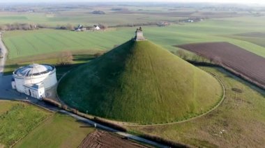 Çiftliği olan aslan höyüğün hava görünümünü arazi çevresinde. Büyük Butte Du Lion öldüğü yerde Napolyon Waterloo savaş. Belçika. 