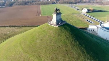 Çiftliği olan aslan höyüğün hava görünümünü arazi çevresinde. Büyük Butte Du Lion öldüğü yerde Napolyon Waterloo savaş. Belçika. 