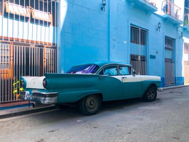 Mavi klasik Küba eski model araba. Havana, gezi ve Havana'da taksi için kullanılan Cuba.Famous araba yolda Amerikan klasik araba.