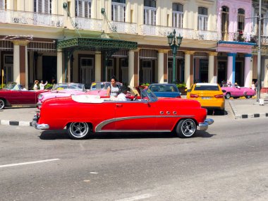 Kırmızı klasik Küba eski model araba. Havana, gezi ve Havana'da taksi için kullanılan Cuba.Famous araba yolda Amerikan klasik araba.