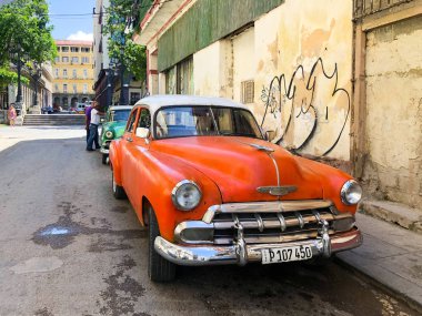 Kırmızı klasik Küba eski model araba. Havana, gezi ve Havana'da taksi için kullanılan Cuba.Famous araba yolda Amerikan klasik araba.